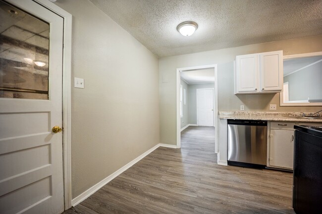 Building Photo - Freshly Updated 3 Bedroom Home