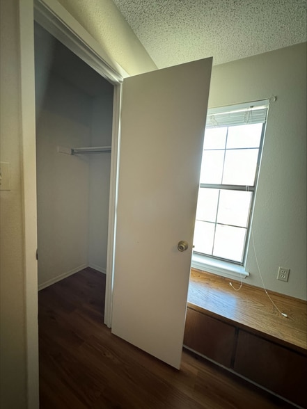 Building Photo - 1227 Dallas Dr