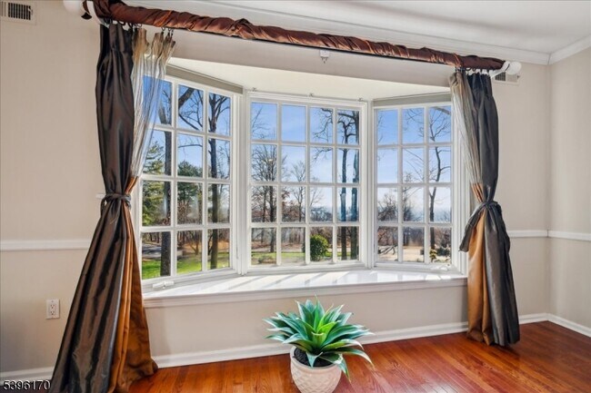 Building Photo - 545 Johnston Dr