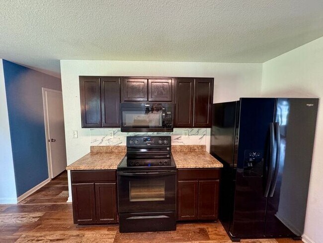 Building Photo - Over 2800 square feet!