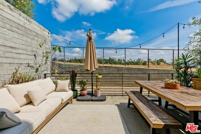 Building Photo - 957 Figueroa Terrace