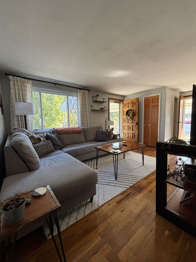 Building Photo - 3 Bed 1 Bath in Coraopolis, PA