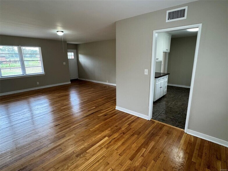Building Photo - 990 Parkwood Dr