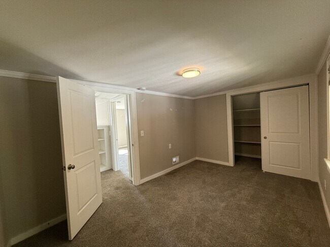 Building Photo - 3 bed 1 bath Brick Bungalow in Forest Hills
