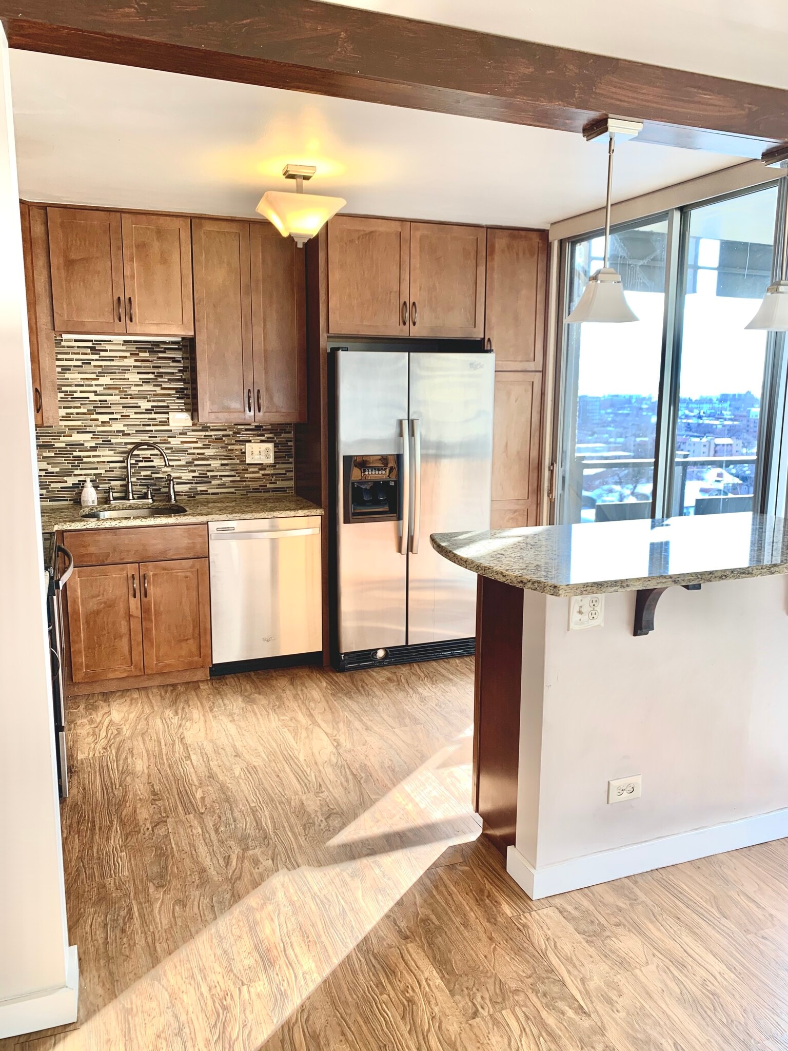 Kitchen with lots of light - 790 N Washington St