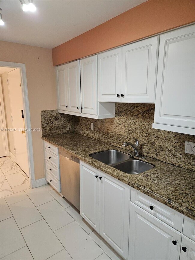 Building Photo - 1800 NE 114th St