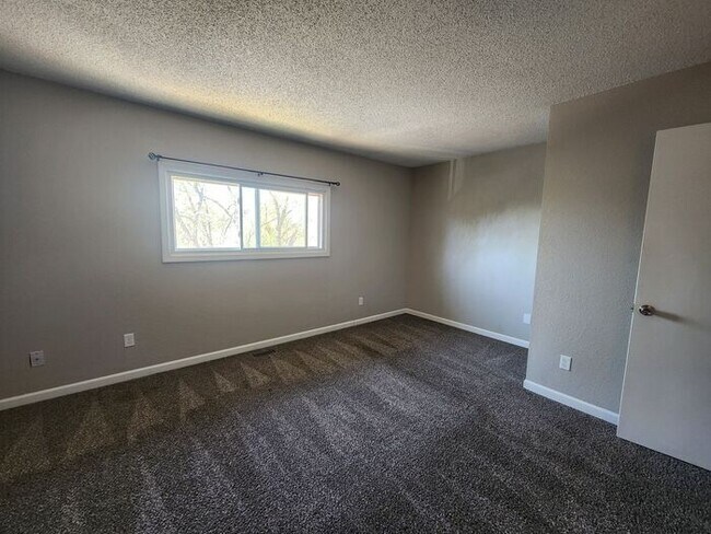 Building Photo - Spacious 3-bedroom, 2.5-bathroom Townhome