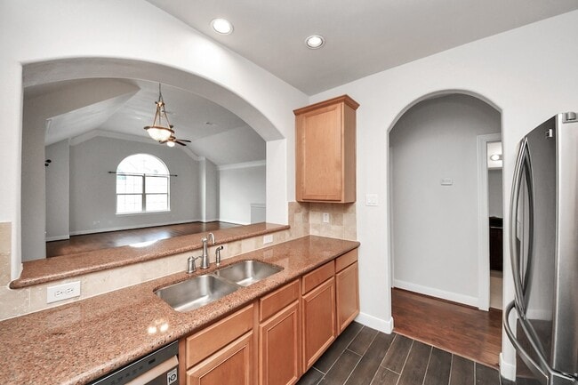 Building Photo - 2941 Clinton Dr