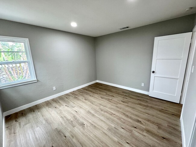 Building Photo - Charming 2 Bedroom Home Near Olivedale Par...