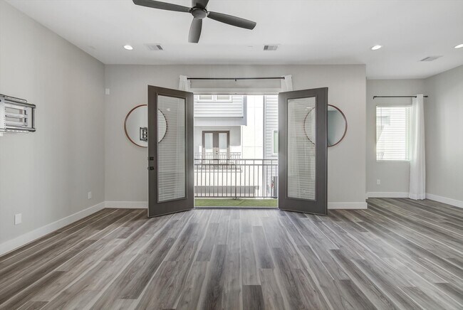 Building Photo - 1329 Buescher Dr