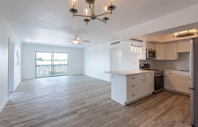 Building Photo - 651 Pine Dr