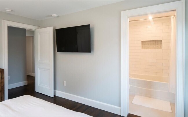 Building Photo - 118 Ruggles Ave