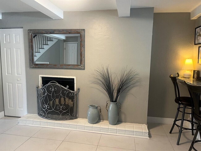 Building Photo - 2113 NE 44th St