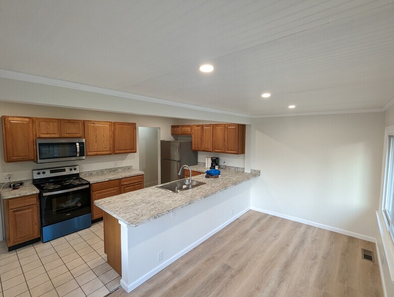 Building Photo - 486 Brookview Dr