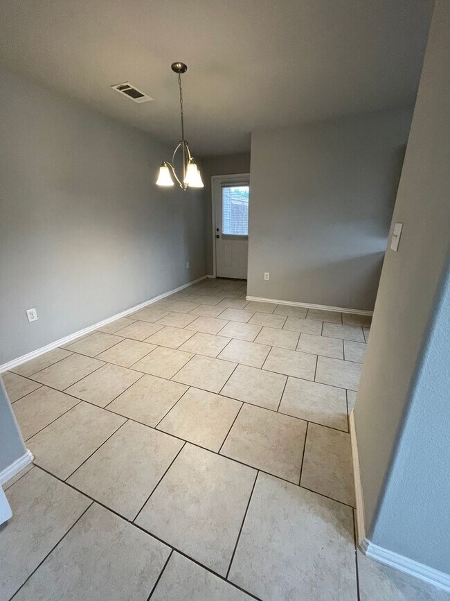 Building Photo - 1101 Parkview Dr