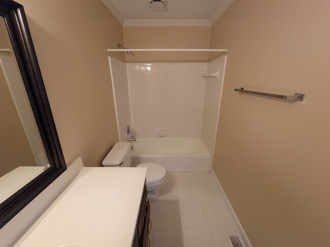 Building Photo - 2 Bedroom 2.5 Bathroom Townhome