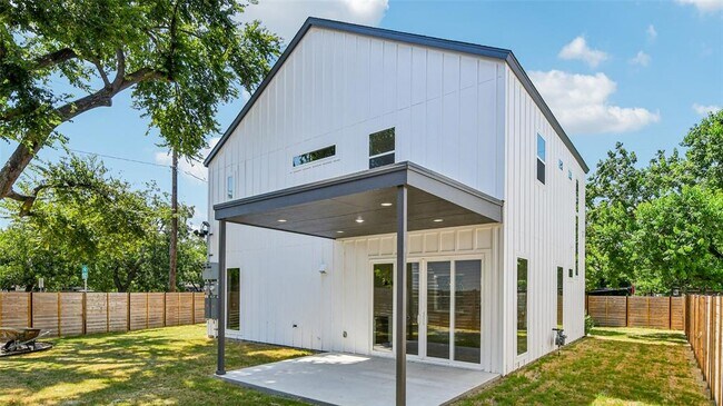 Building Photo - 102 W Fawnridge Dr