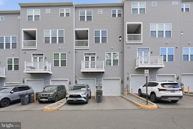 Building Photo - 3634 Briarwood Dr
