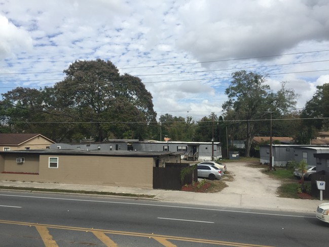 Building Photo - Duplex W/ 5 Manufactured Homes