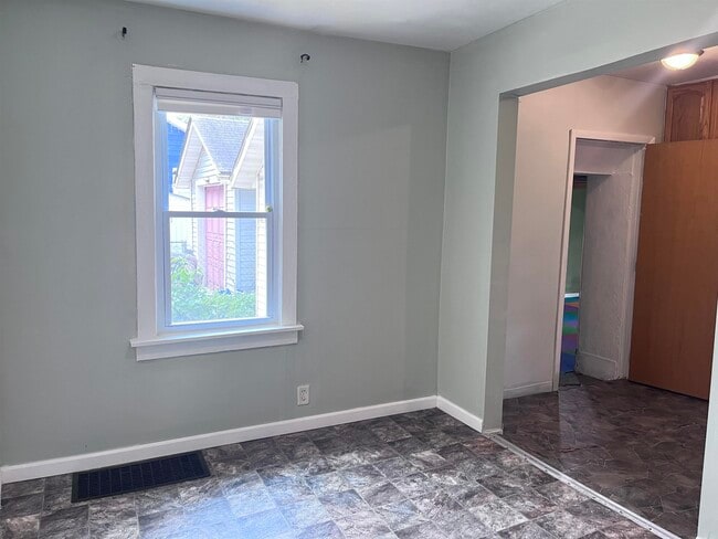 Building Photo - 3011 Saner Ave