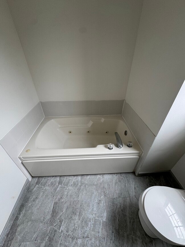 Building Photo - 409 Evergreen Cir