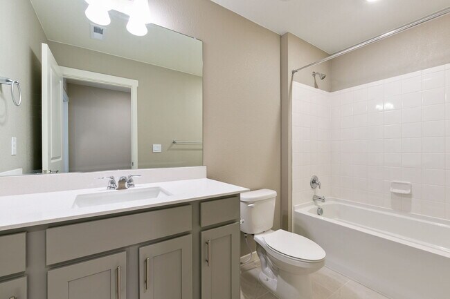 Building Photo - 1939 Knobby Pine Dr