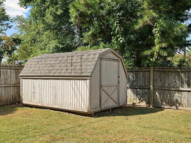Building Photo - 3 Bed 2 Bath 2 Car Garage Available Now!!!