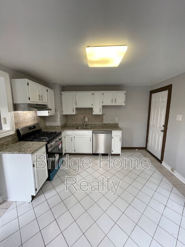 Building Photo - 2404 S 18th St