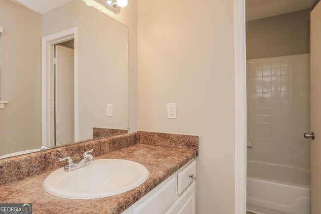 Building Photo - 2453 Crestdale Cir SE