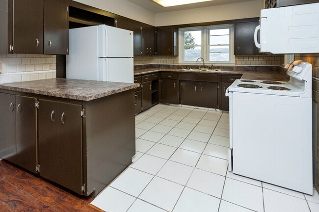 Building Photo - Spacious 4 bedroom 2 bathroom home