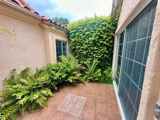 Building Photo - Beautiful Home in Gated Community of Los R...