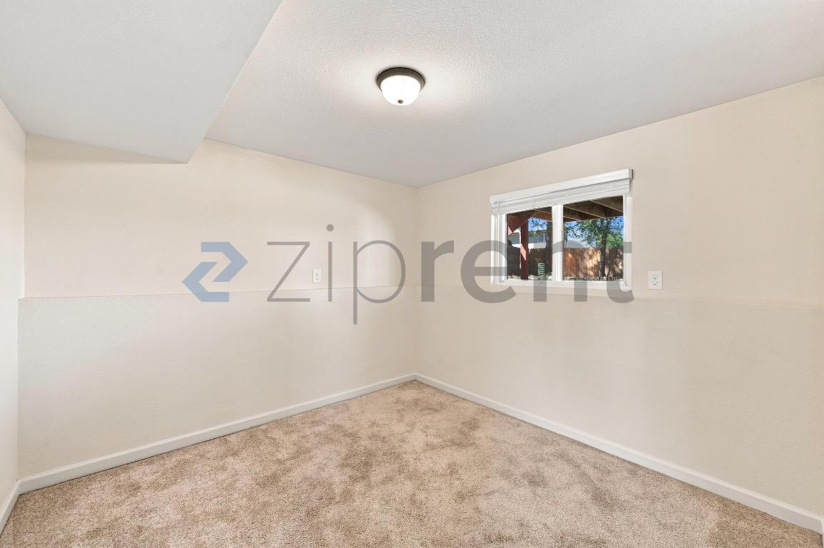 Building Photo - Unit