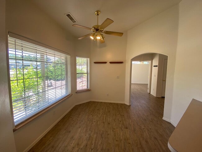 Building Photo - 2045 Sequoia Dr