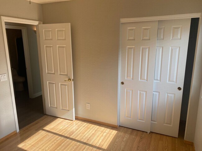 Building Photo - 3 bed 2 bath