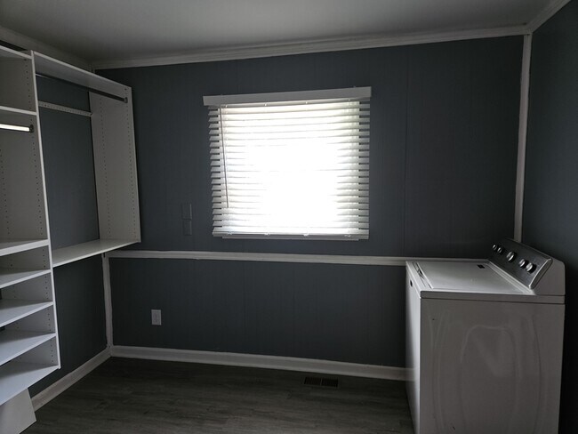 Building Photo - 1737 Ireland Dr