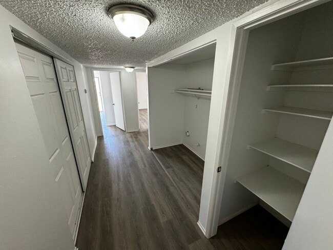 Building Photo - 3 BEDROOM 2 BATH, FIRST FLOOR UNIT