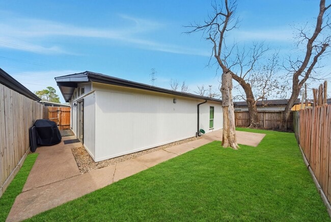 Building Photo - 4102 Sherwood Ln