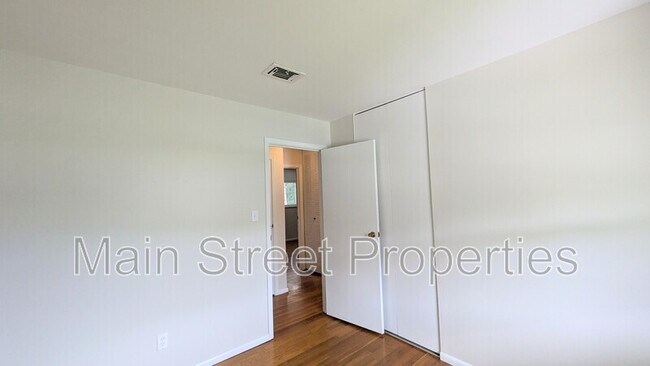 Building Photo - 2117 Pullman Cir