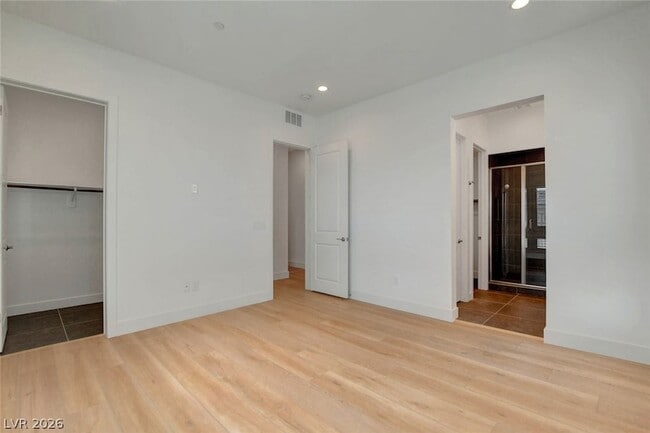 Building Photo - 670 Grey Saker St