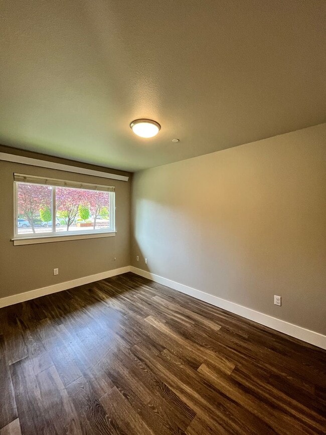 Building Photo - Close-in / Stunning 2 Bedroom Flat! Private Covered Patio, In-Unit Washer & Dryer, Community Gard...