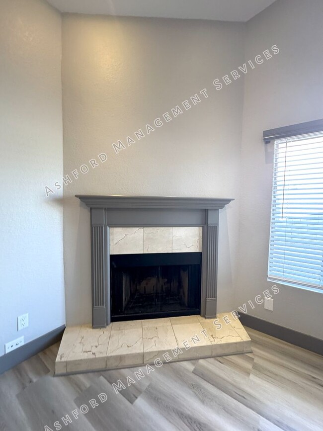Building Photo - BEAUTIFULLY REMODELED 3 BEDROOM HOME WITH ...