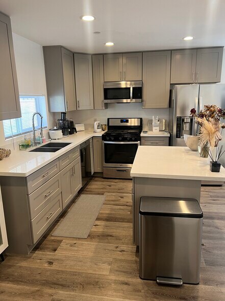 Building Photo - 1121 1/2 N Berendo St