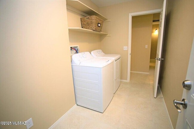 Building Photo - 727 W Buffalo Grass Dr