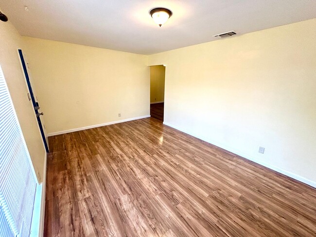 Building Photo - AVAILABLE NOW! PET FRIENDLY 3 Bedroom / 1....