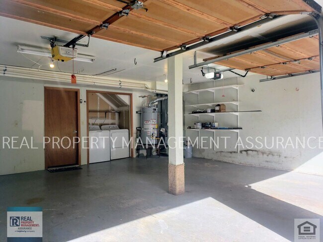 Building Photo - Charming 3 Bedroom Home With A 2 Car Garage!!