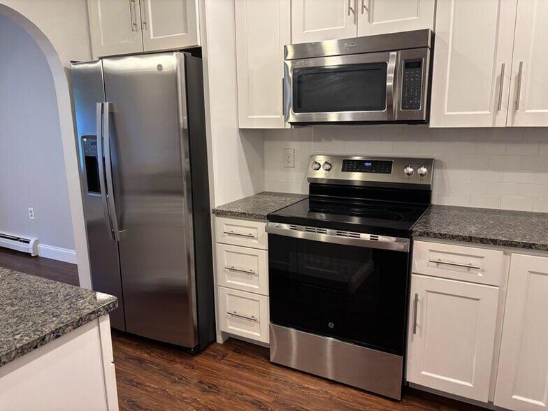 Building Photo - 500 Fellsview Ter