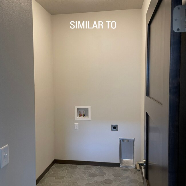 Building Photo - Bright & Spacious One-Level Living with Mo...