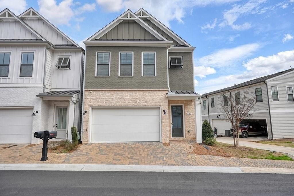 Building Photo - 123 Village Green Ave