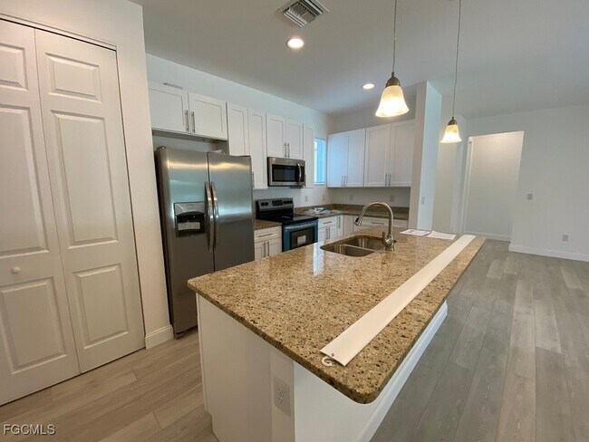 Building Photo - 3423 SW 6th Pl