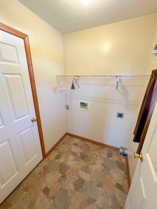 Building Photo - Gorgeous 3BR Ranch Rental Home in Newark - Available Mid August!